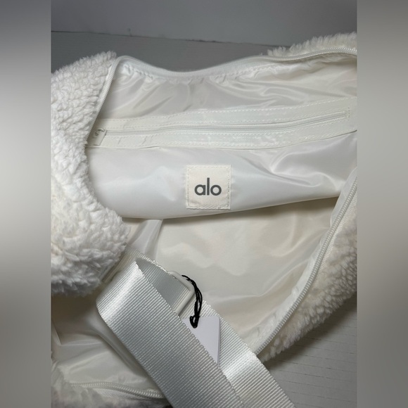 Alo Yoga Sherpa On The Go Sling Bag in ivory - Picture 13 of 13
